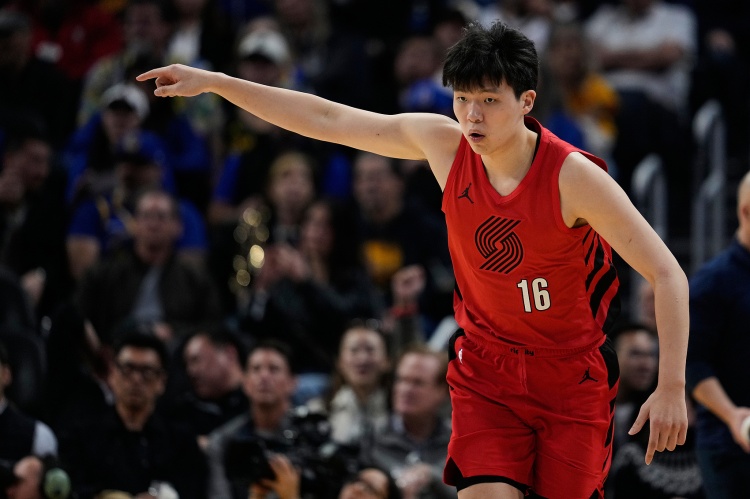 海星电竞-防守威慑力！杨瀚森篮下补防造成对手传球失误