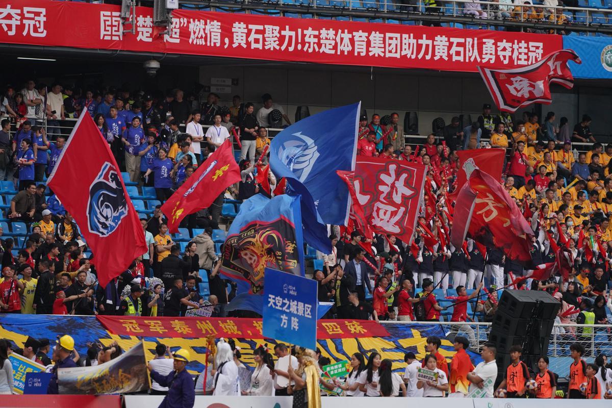 “苏超”应援“楚超”，泰州130余名球迷自驾7个半小时到黄石加油